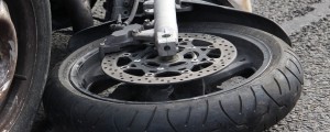 S tovornjakom zapeljal vzvratno in povozil 45-letno motoristko
