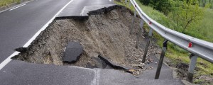 FOTO in VIDEO: Samo danes trije novi plazovi, pristojni z nelagodjem pričakujejo naslednje dni