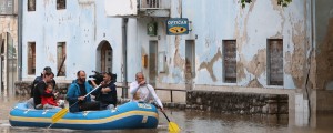 FOTO: Obilne padavine v Dalmaciji, nekatere prebivalce evakuirali s čolni