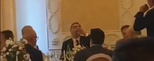 VIDEO: Srbski predsednik Vučić popiva na zabavi z vojnim zločincem Šešljem