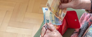 Na računih upokojencev danes 1,8 odstotka višje pokojnine