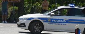 Pijan Hrvat prehiteval tovornjak in čelno trčil v policijsko vozilo