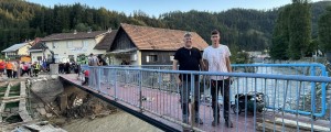 Video: Oče in sin stopila na nov "leški" most, ki so ga izdelali čez noč