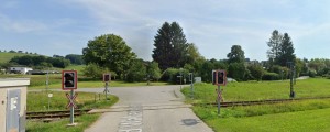 Zapeljala na tire: umrla voznica in njen sin