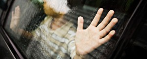 Starša v razbeljenem vozilu pustila kar dva otroka