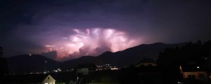 Video in foto: Nad Gradcem se je razbesnelo nebo, bliskanje vsako sekundo, padala debela toča