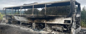 Foto: Avtobus ukradli pred osnovno šolo v Hočah, od njega ni ostalo veliko
