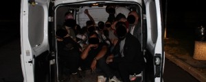 Foto: 40-letni Slovenec v kombi natrpal 26 Turkov