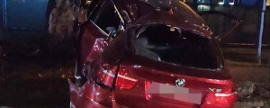 Foto: Usodno za voznika: z BMW-jem "olupil" drevo in trčil v kandelaber