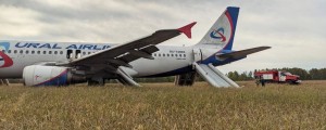 Foto in video: Ruski airbus zasilno pristal na sibirskem polju