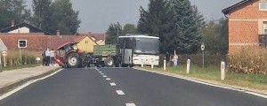 Foto: Pri Tišini trčila avtobus in traktor, poškodovana potnika