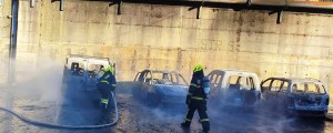 Foto: V Hrastniku pogorela štiri vozila, zadevo preiskujejo kriminalisti