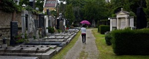 Zaradi širitve ceste premaknili grob, njena pokojna mama je ostala zunaj