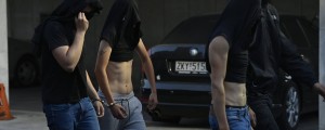 Neprepoznavnega in krvavega 16-letnika našli nezavestnega, policija vidi naključje, starši prikrivanje