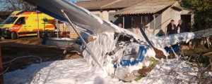 Foto: Med poletom zadela ob drevo in strmoglavila