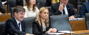 Sumijo na »tehnično napako«, ki pa še ni potrjena! Danes glasovalne naprave delujejo normalno