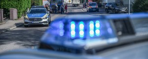 18-letnico do smrti zbil na pločniku, voznik na begu