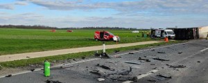 Foto in video: Silovito trčila tovornjak in avtomobil, vozniku ni bilo pomoči