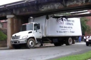 VIDEO: Most, ki skalpira tovornjake