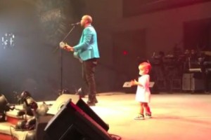 VIDEO: Ati poje, sinko pleše
