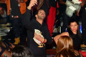 FOTO: Drake z dolarji kot &#39;drekom&#39;
