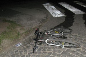 V nesreči umrla kolesarka