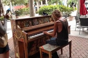VIDEO: Brezdomec navdušil z igranjem na klavir