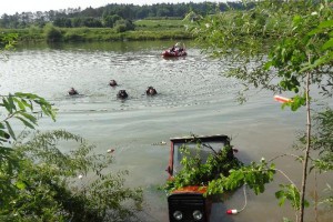 FOTO: Reševanje traktorja, ki je zdrsnil v Savo