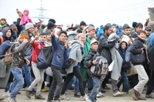 Na Dobovo danes prispelo 3045 migrantov