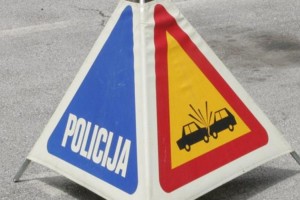 Voznik v Novem mestu zapeljal s ceste na njivo, v Litiji se je z avtom prevrnil na streho 
