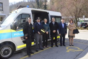 FOTO: Krški župan policijski postaji predal defibrilator