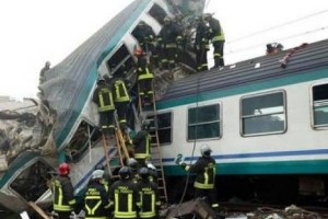 VIDEO: Čelno trčenje vlakov v Italiji