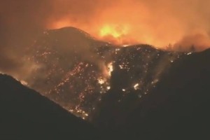 VIDEO: Los Angeles v ognjenih zubljih