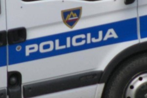 V nesreči v Grosuplju dve osebi poškodvani