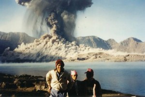 VIDEO: Je eksplozija vulkana pogoltnila skoraj 400 turistov?
