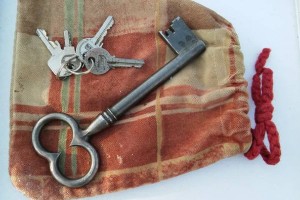 FOTO: V Kostanjevici na Krki našli ključe od vinske kleti