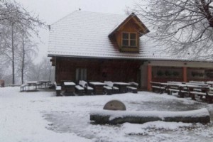Foto: Na Vahti in v Semiču prve snežinke, pri Miklavžu 10 cm snega