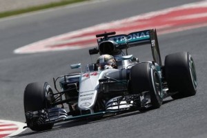 Hamilton za uvod Abu Dabija dvakrat boljši od Rosberga