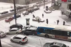 VIDEO: Montreal v prvem snegu in poledici