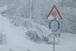 Sneg na Dolenjskem ponekod močno otežuje vožnjo
