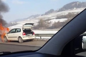 VIDEO: Na dolenjski avtocesti gorelo vozilo!