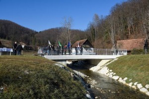 FOTO: Na Senovem odprli nov most