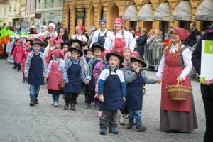 Foto: Male maškare iz vrtcev Ptuj ovile v paleto barv