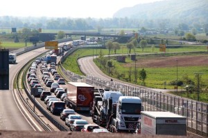 Na mejnih prehodih s Hrvaško še vedno do tri ure čakanja