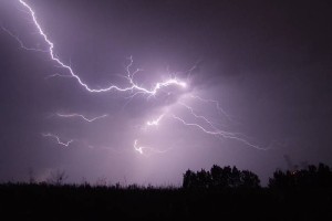 Zaradi udara strele na Idrijskem zgorel kozolec