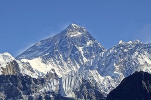 Na Everestu našli štiri mrtve alpiniste