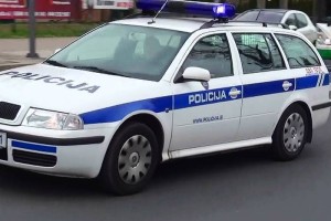 33-letni voznik divjal po Koroškem in trčil v policijsko vozilo 