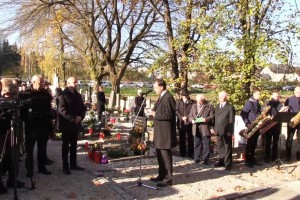 V spomin na mrtve množični obiski pokopališč in polaganje vencev
