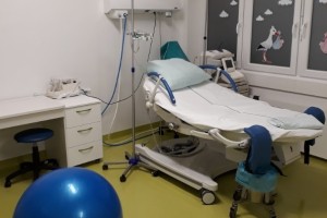 Brežiška bolnišnica obnovila porodno sobo