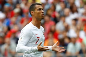 ŠOKANTEN VIDEO: Navijači Irana so z VUVUZELAMI zbudili Ronalda! Portugalec je nato storil TOLE! (video)